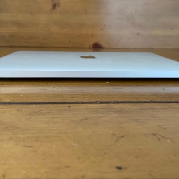 2020 Apple MacBook Air 13in(512GB SSD, M1,
8GB, Silver) BARELY USED, Case Bundle - Picture 2 of 3